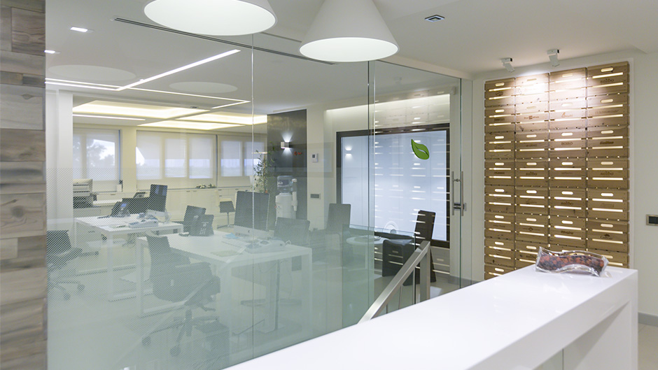 02-pixelarte-estudio-diseno-grafico-implantacion-senaletica-interiorismo-oficinas-signage-Saibo-importacion