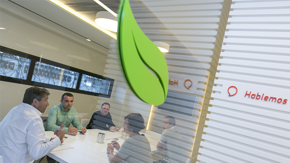 09-pixelarte-estudio-diseno-grafico-implantacion-senaletica-oficinas-signage-Saibo-sala-de-reuniones