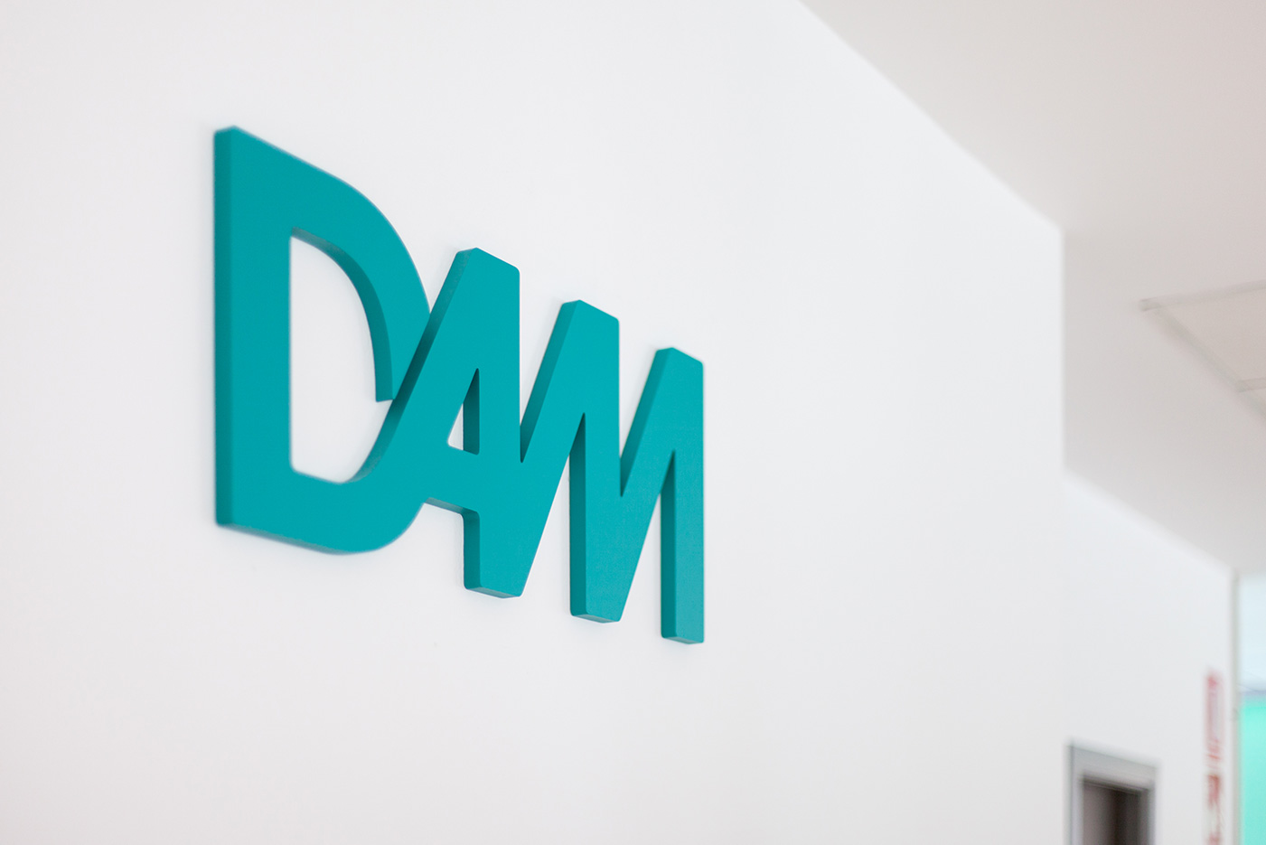 Diseño de identidad corporativa DAM - Branding para Depuración de Aguas del Mediterráneo - Diseño de interiores rotulación oficinas - Estudio de diseño gráfico en Valencia Pixelarte