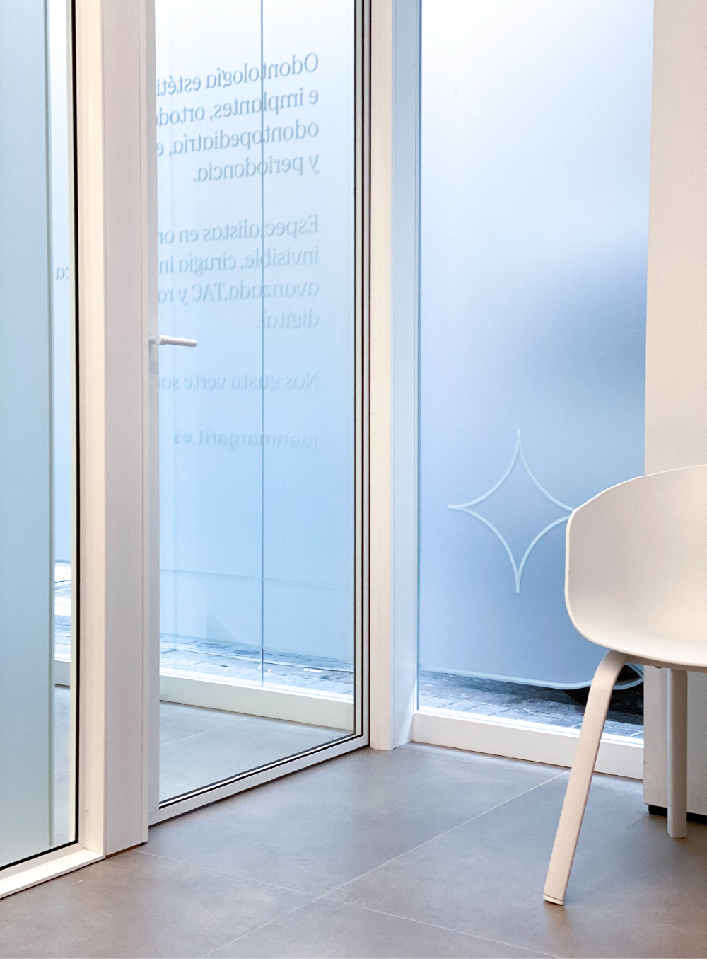 Pixelarte - Estudio de Diseño - Diseño de rotulación interior para Clínica Juan Margarit