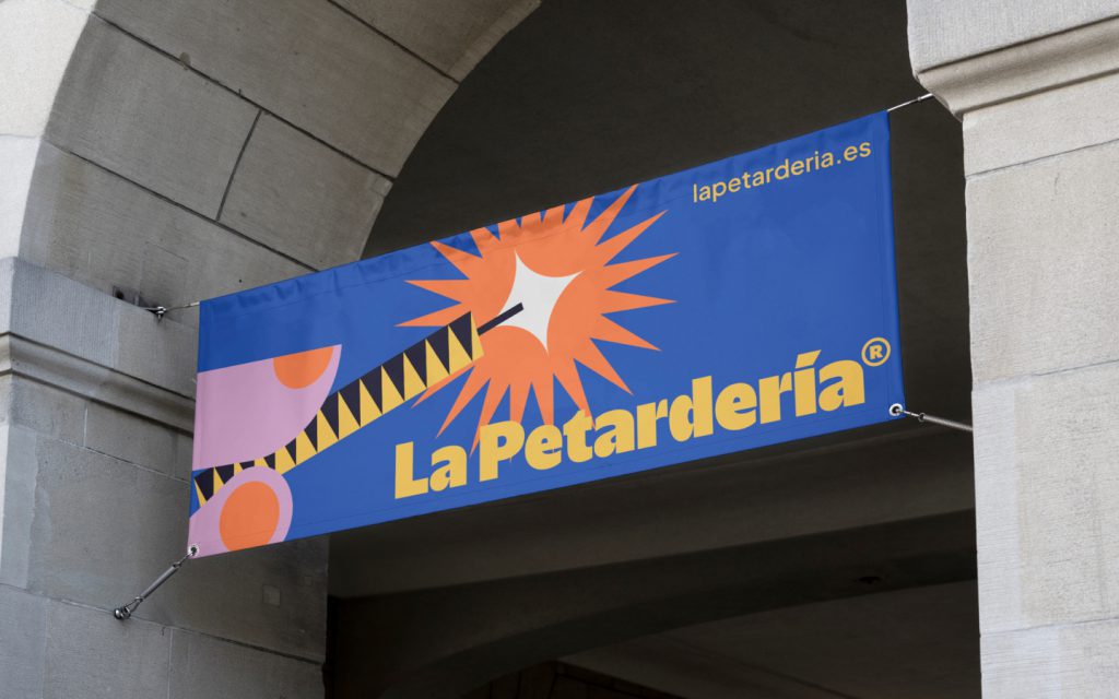 Pixelarte estudio de diseño gráfico - Identidad corporativa para La Petardería - publicidad exterior