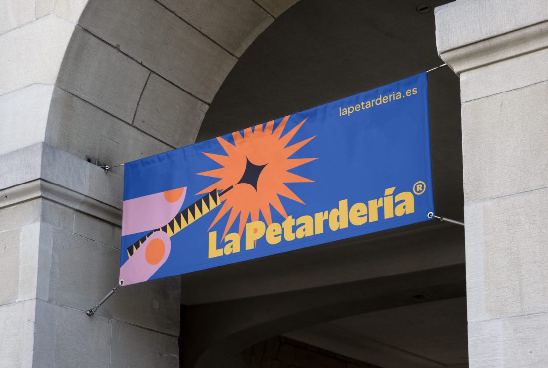 Pixelarte estudio de diseño gráfico - Identidad corporativa para La Petardería - publicidad exterior