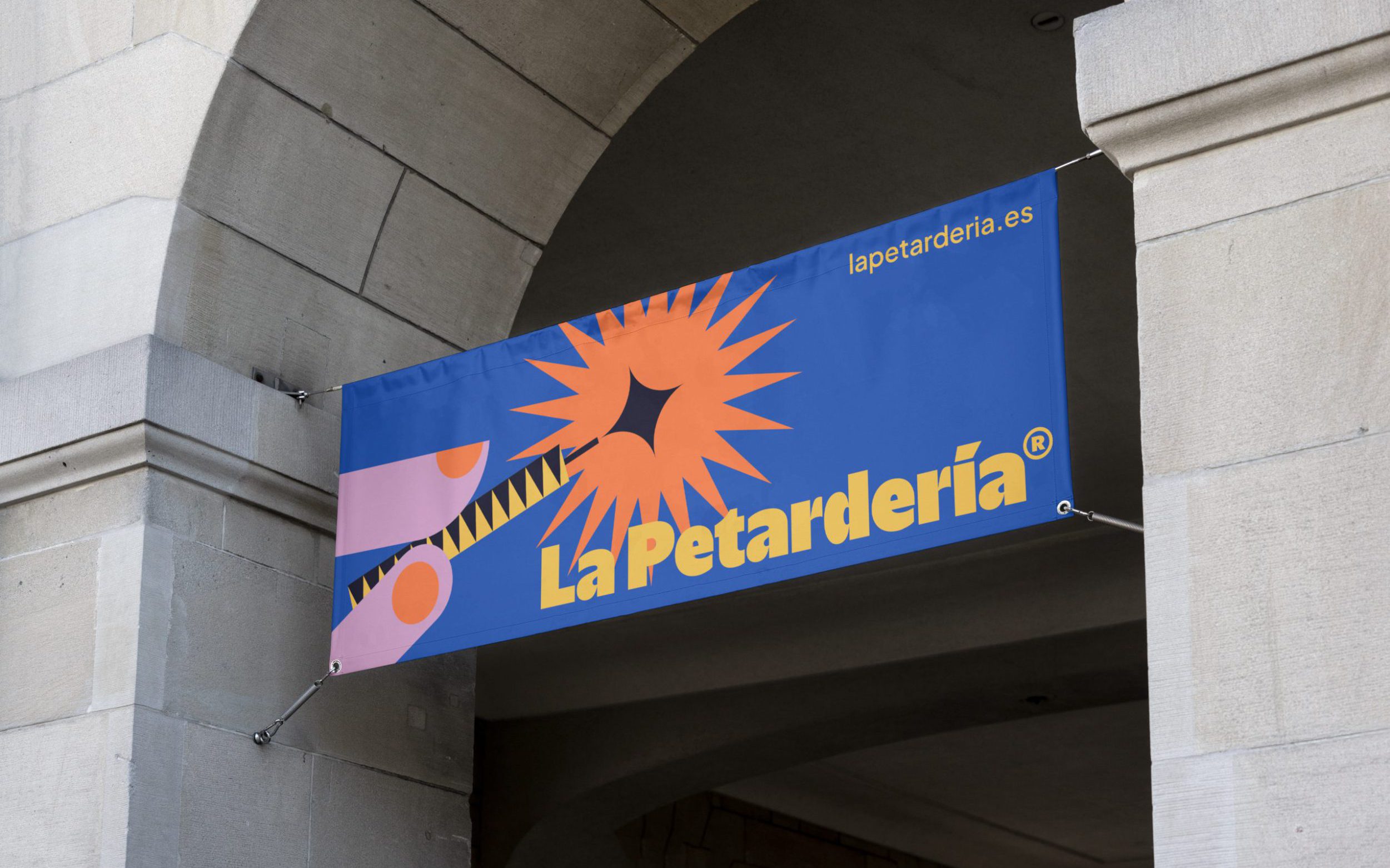 Pixelarte estudio de diseño gráfico - Identidad corporativa para La Petardería - publicidad exterior